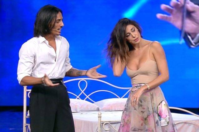 Tu Si Que Vales, la gonna si alza a Belen Rodriguez: mutande in vista -  VIDEO