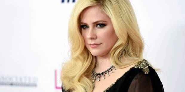 Avril Lavigne: "Non sono morta ma ho accettato la morte". La Lyme ti porta a questo