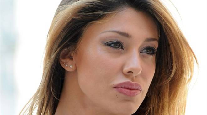 Belen Rodriguez stravolgente su Instagram, pronta al massaggio: fan in delirio - FOTO -