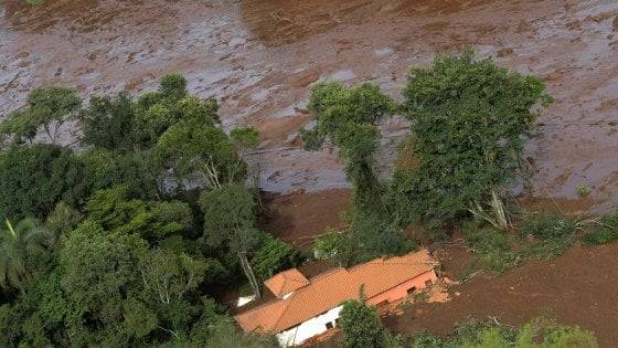 Brasile, crollo della diga: 34 morti accertati e più di 300 dispersi nel fango