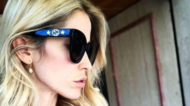 Elena Santarelli, l'attacco su Instagram: "Ma una foto di tuo figlio mai? Anche pelato"