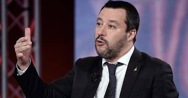 Sea Watch e immigrati, Matteo Salvini: "Possiamo aiutare ma i porti restano chiusi"