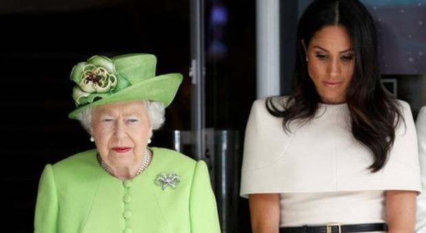 La Regina Elisabetta prepara il piano di divorzio: "Meghan è un cancro da estirpare subito"