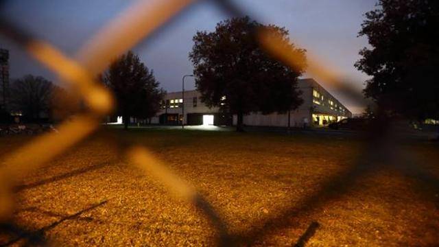 Migranti, proteste per la chiusura del Cara di Roma. Il Parroco: "Non trattateli come bestie"