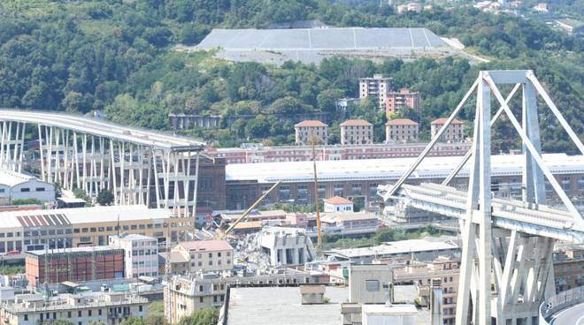 Ponte Morandi di Genova, presidio dei 'gilet arancioni': "Chiediamo di essere ricollocati, qui è pieno di amianto"