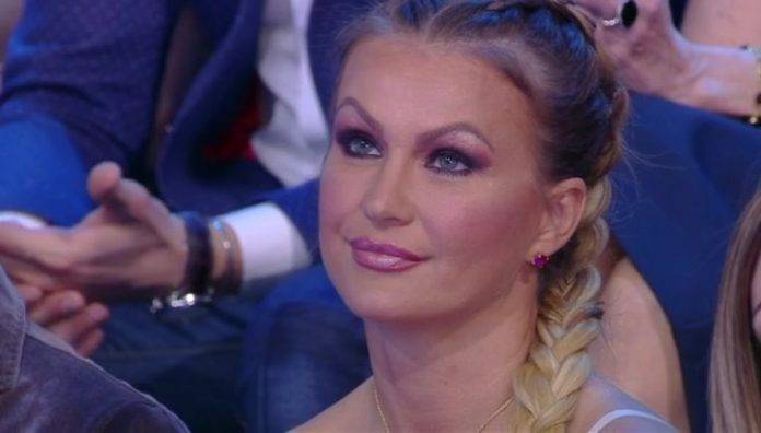 Eva Henger in questura, interrogata per tre ore: "Non ho paura"