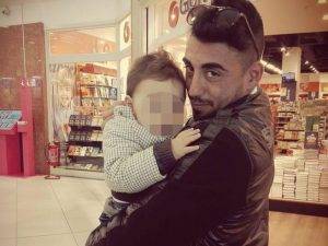 uccide il figlio della compagna