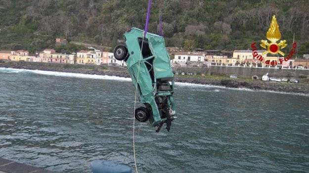 Acireale, ragazzi travolti dalla mareggiata: si cerca il terzo ragazzo scomparso