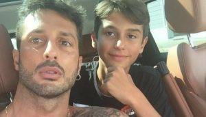 Fabrizio Corona, il figlio Carlos Maria realizza la sua linea di abbigliamento