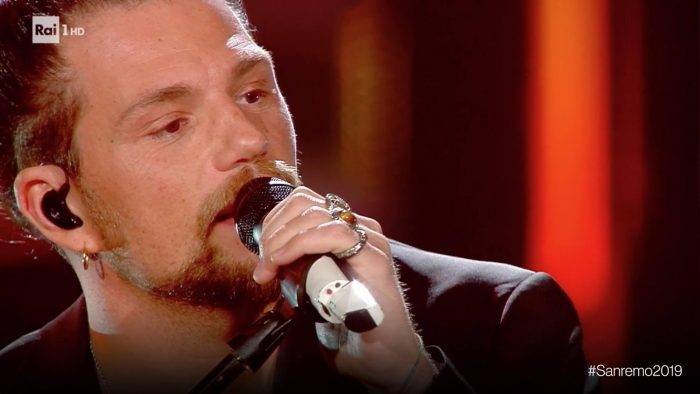 Sanremo 2019, Enrico Nigiotti furioso: "Esibirmi sempre a mezzanotte mi ha fatto perdere voti