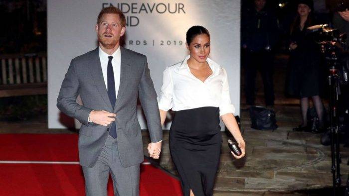 Meghan Markle, mano nella mano con Harry: "Il protocollo va rispettato"