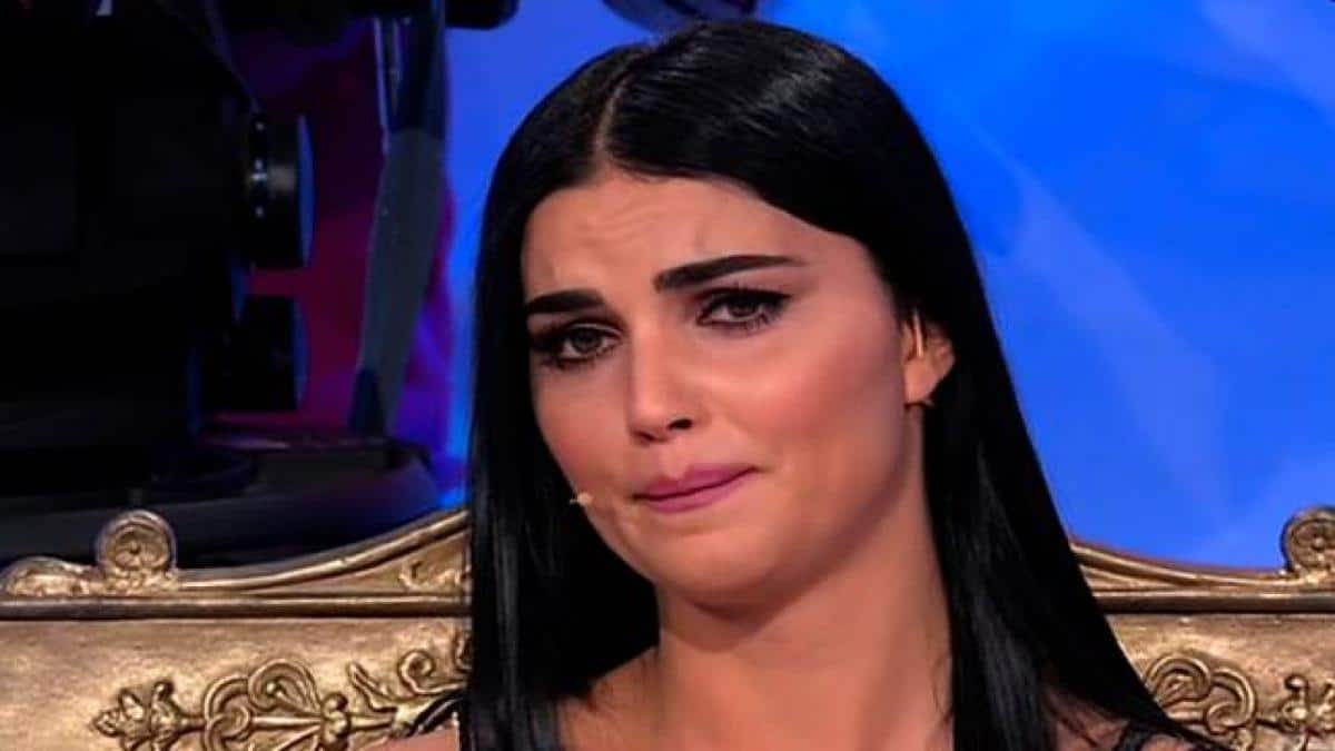 Uomini e Donne anticipazioni, Teresa in lacrime scappa dal confronto con Andrea: "Non ci riesco"