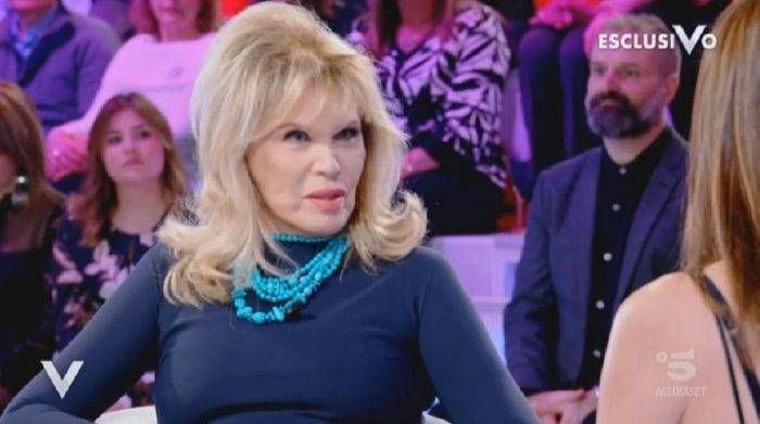 Amanda Lear, la confessione sconvolgente: "Ho pensato di suicidarmi, non potevo andare avanti"