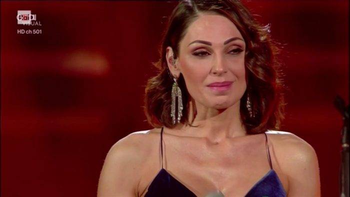 Sanremo 2019, Claudio Bisio disastrosa gaffe contro Anna Tatangelo che scoppia in lacrime