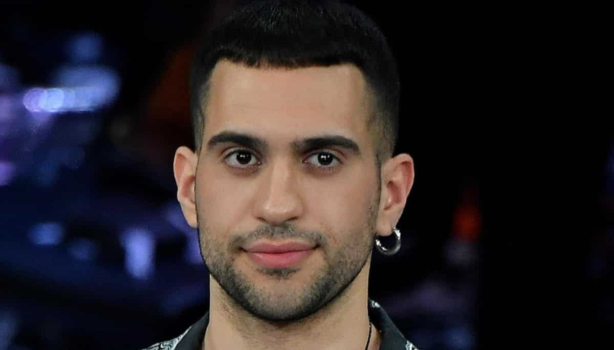 Sanremo 2019, Mahmood vince e un prete si scaglia contro di lui: "Una schifezza, vergognoso"