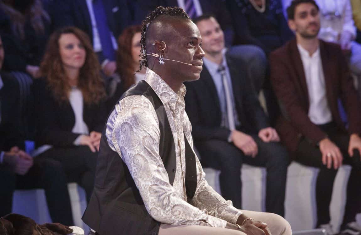 C'è Posta per Te, Mario Balotelli 'costretto' a comprare un'auto: "Questo guadagna 11 milioni di euro!"