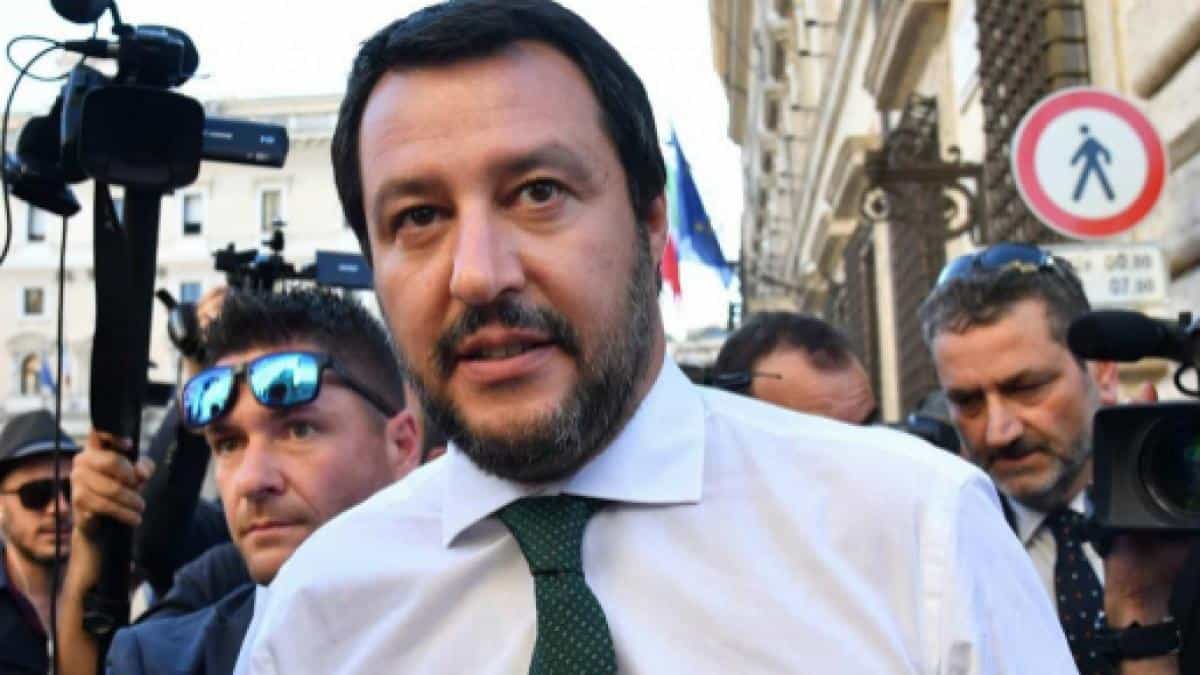 Matteo Salvini, messaggio alla ong tedesca in rotta verso il Mediterraneo: "Non avvicinatevi all'Italia, cambiate rotta"