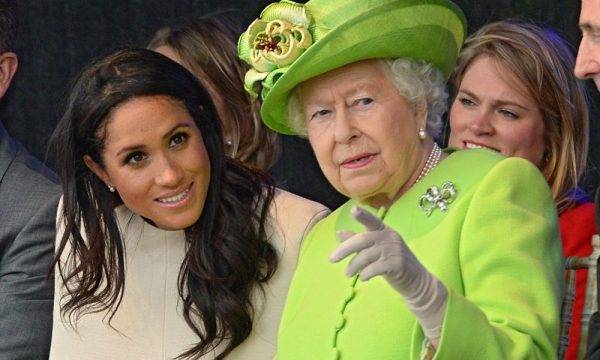 Meghan Markle sfida la Regina Elisabetta: "In sala parto con la doula"