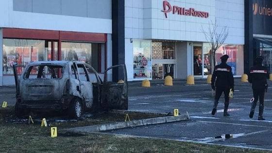 Vercelli, donna bruciata viva nell'auto dall'ex: gravissime le condizioni