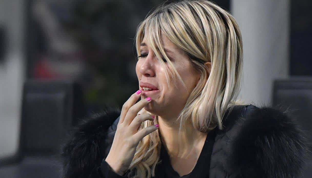 Wanda Nara e i figli nel mirino dei teppisti: auto presa a sassate