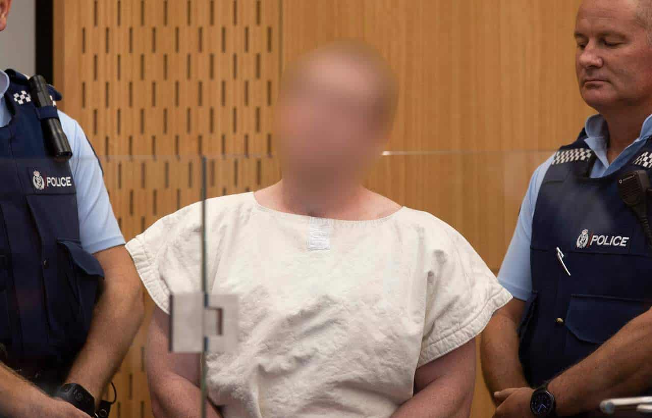 Attentato in Nuova Zelanda, la beffa di Brenton Tarrant: sorrisi e gesti ai giornalisti