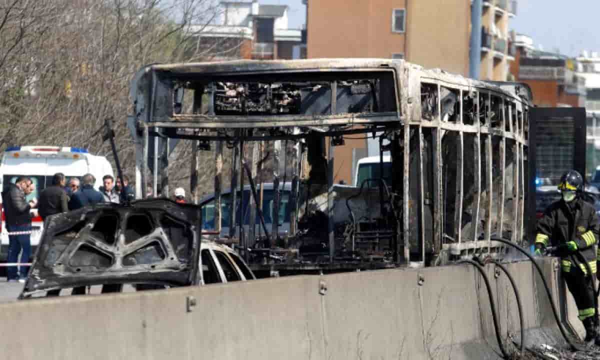Bus in fiamme a Milano, chi è Ouddrynou Sy: "Da qui non esce vivo nessuno"