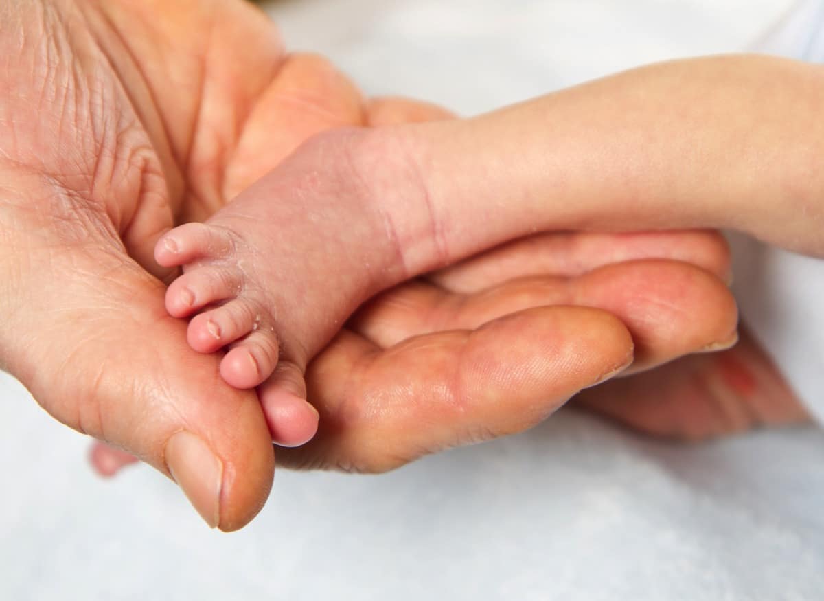 Neonata picchiata dai genitori, i medici compiono il miracolo - Foto