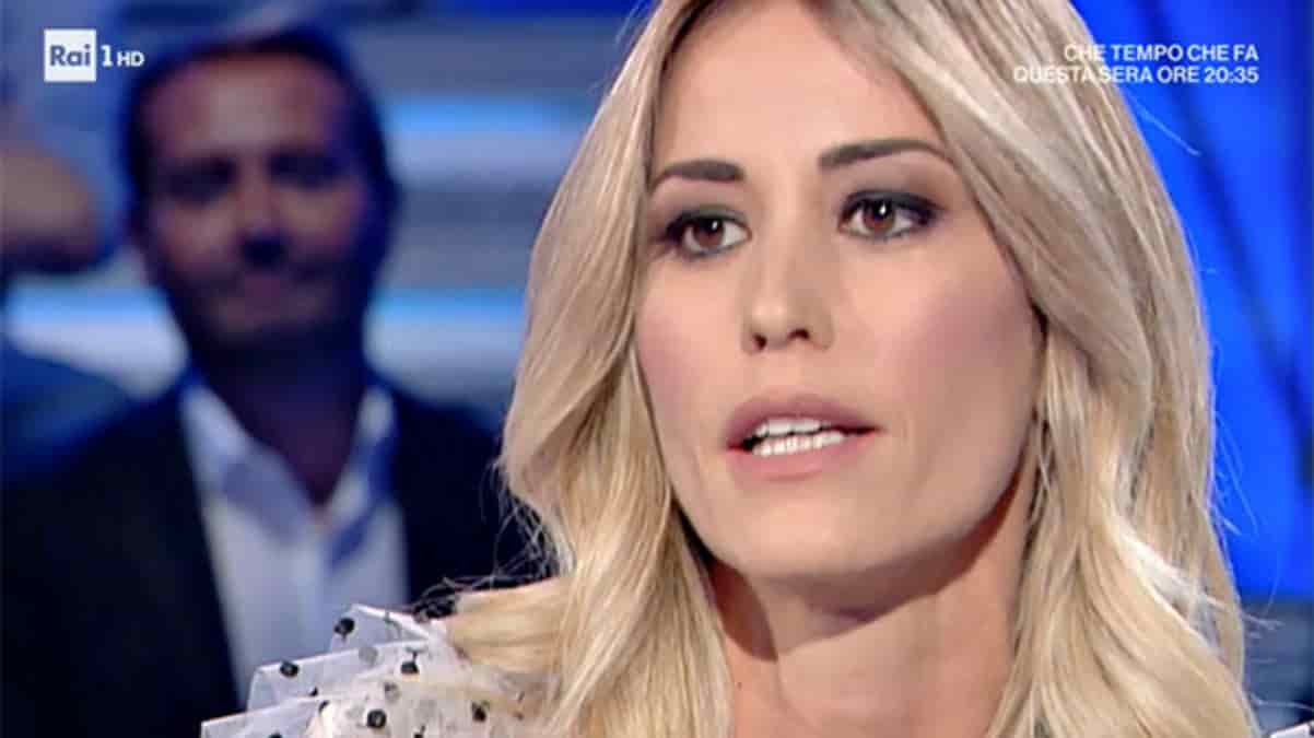 Elena Santarelli, la foto dal Papa con il figlio Giacomo