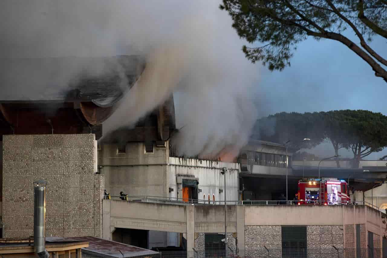 Roma impianto rifiuti incendiato