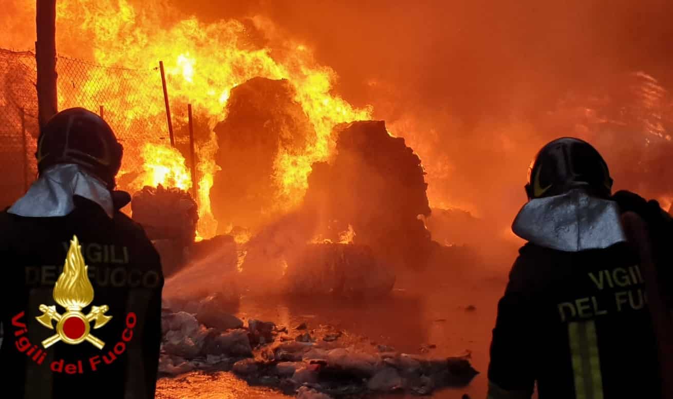 Incendio rifiuti a Perugia, vietato consumare ortaggi e funghi: "Non aprite le finestre"