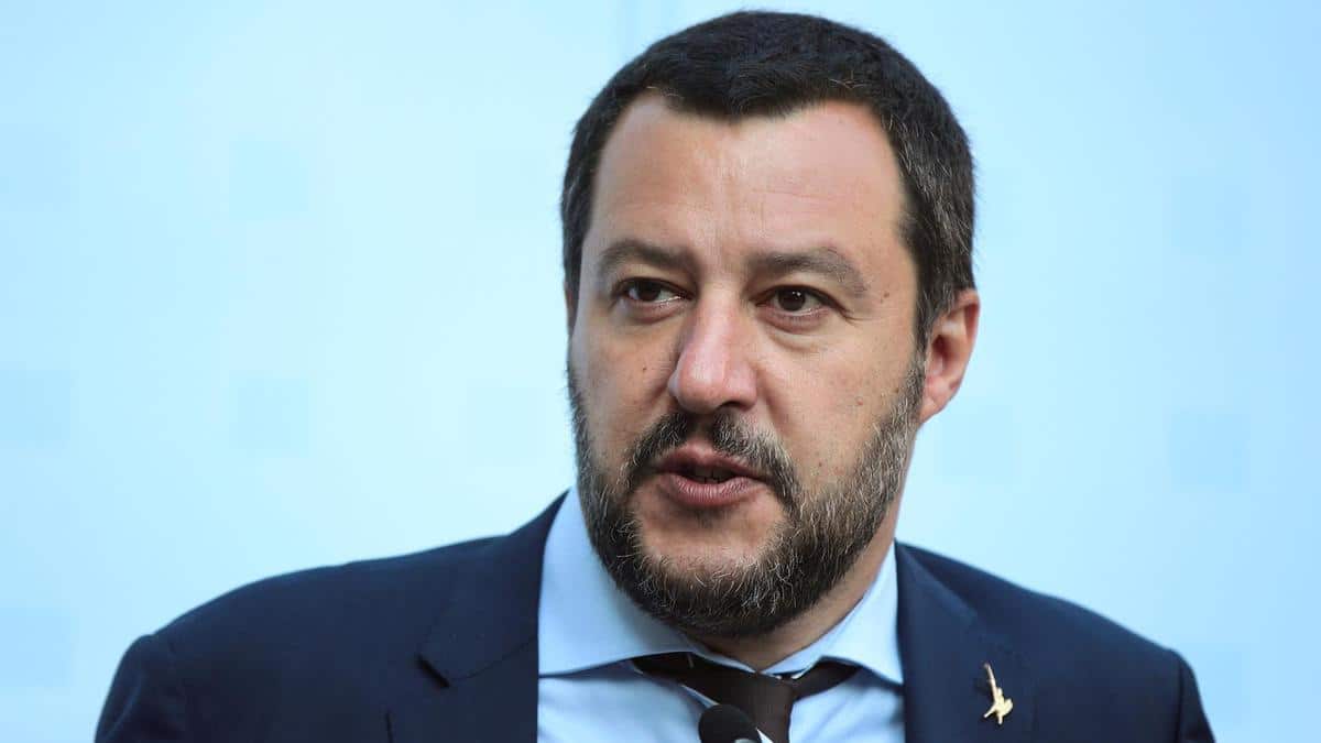 Matteo Salvini, 49 migranti verso l'Italia: "I porti restano chiusi"