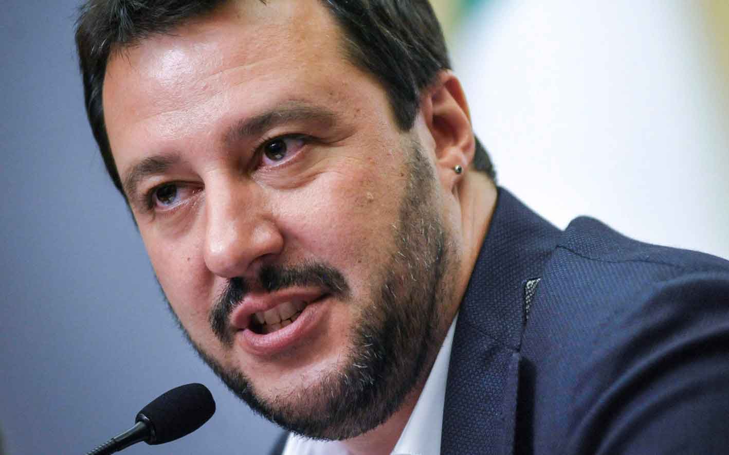 Matteo Salvini, il gip conferma: "Sputare sul suo manifesto non è reato"