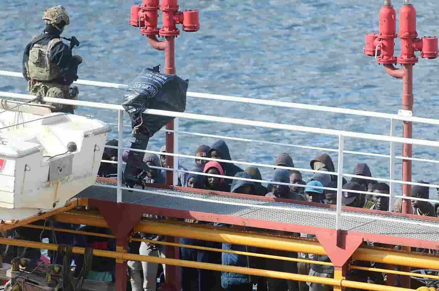 Mercantile dirottato dai migranti