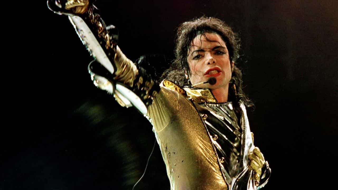 Michael Jackson, nuove accuse di pedofilia. La Bbc: "Eliminiamo la sua musica"