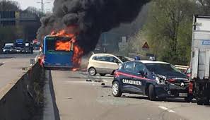 Bus in fiamme