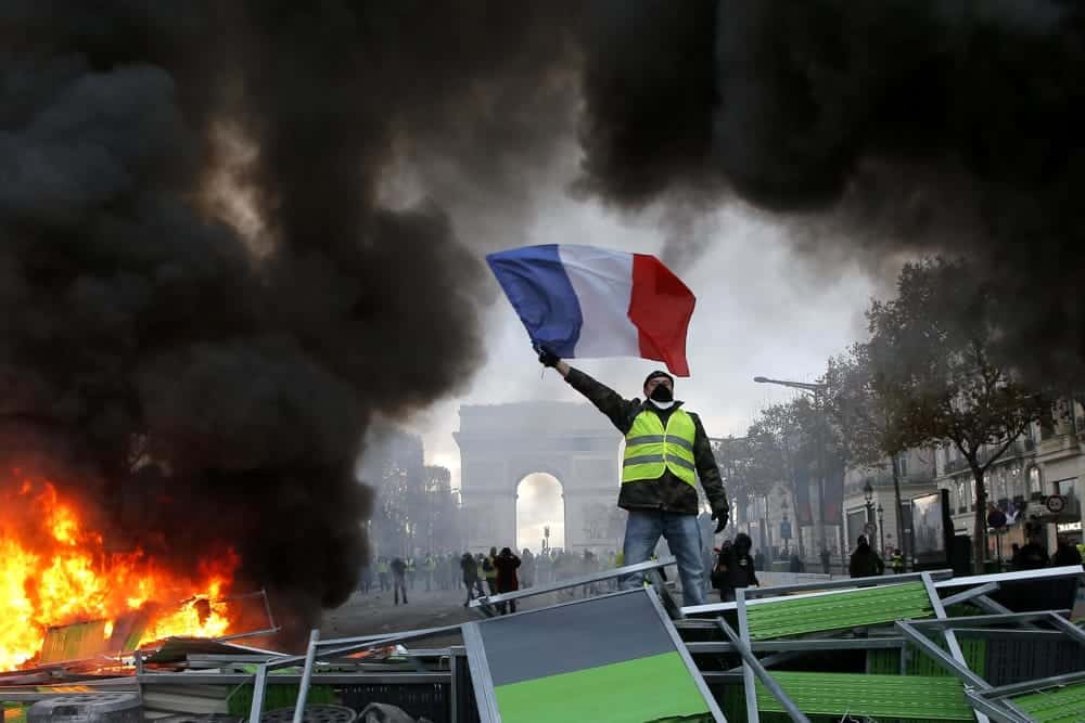 Gilet Gialli, Francia in ginocchio tra fuoco e saccheggi. Macron: "Adesso basta"