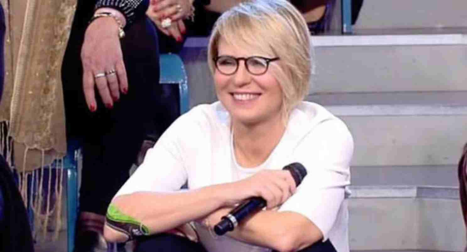 Uomini e donne, Maria De Filippi in studio le mostra l'ecografia: "Sono incinta"