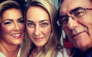 Romina Power e Al Bano, la figlia Cristel Carrisi gli dà il latte davanti a tutti 