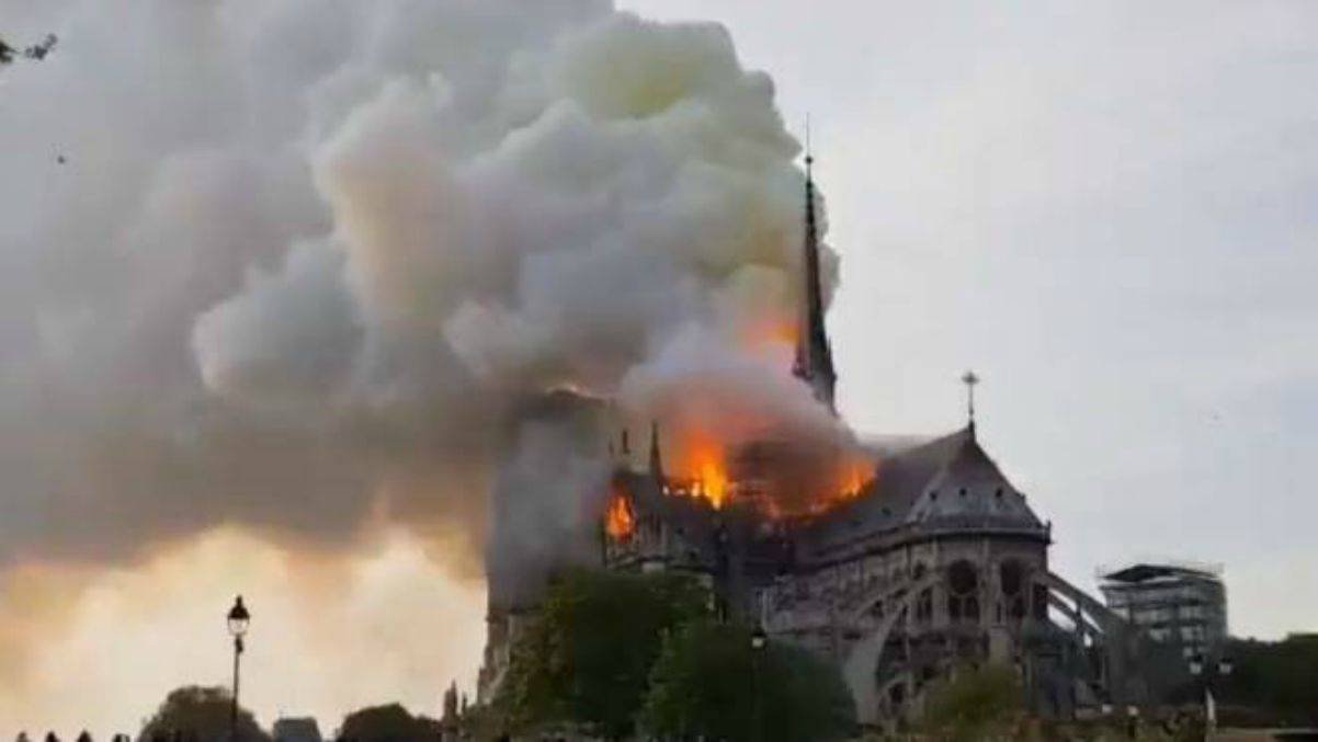 Parigi, la Cattedrale di Notre-Dame avvolta dalle Fiamme: terrore in strada, il Video del disastro