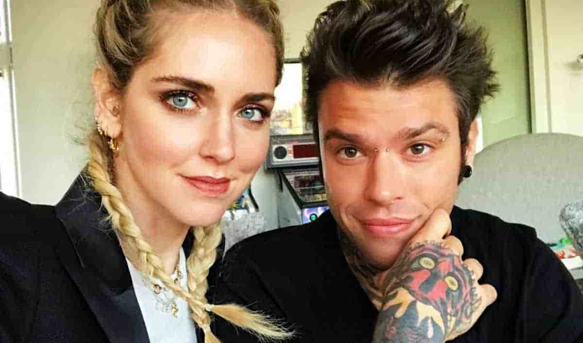 Chiara Ferragni e Fedez toccatine in macchina