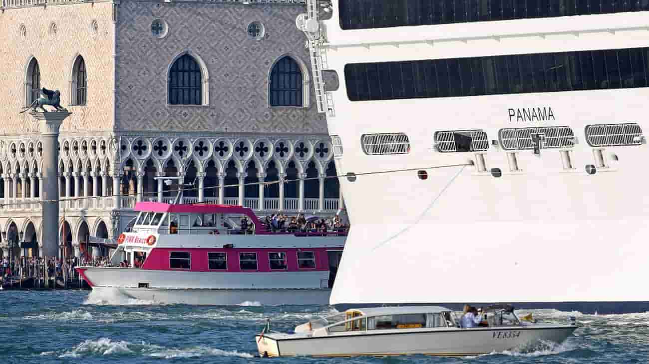 Venezia, scontro tra navi