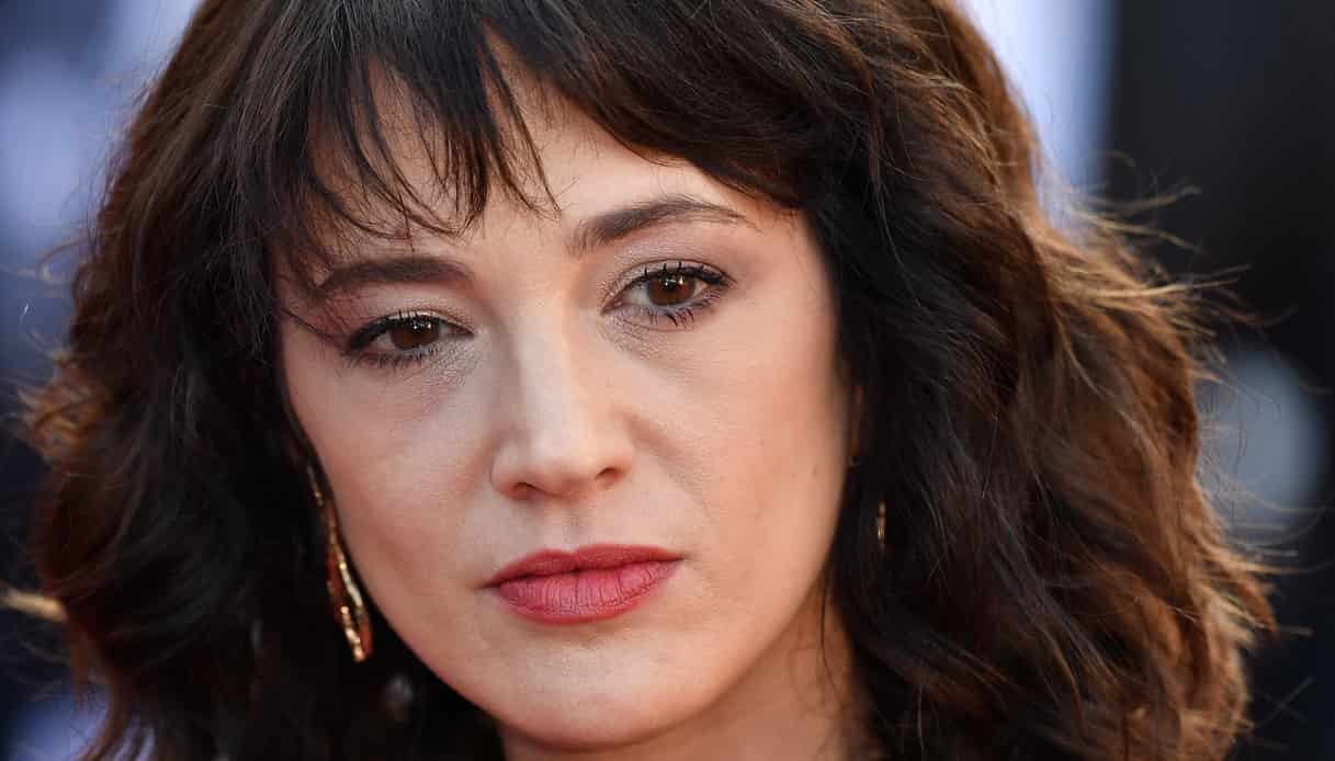 Asia Argento mostra Asia Argento strafatta