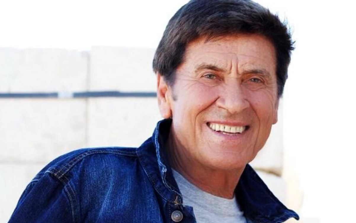 Gianni Morandi senza costume: la verità sul set