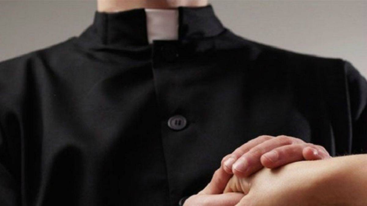 prete ricattato da 5 persone dopo un incontro bollente