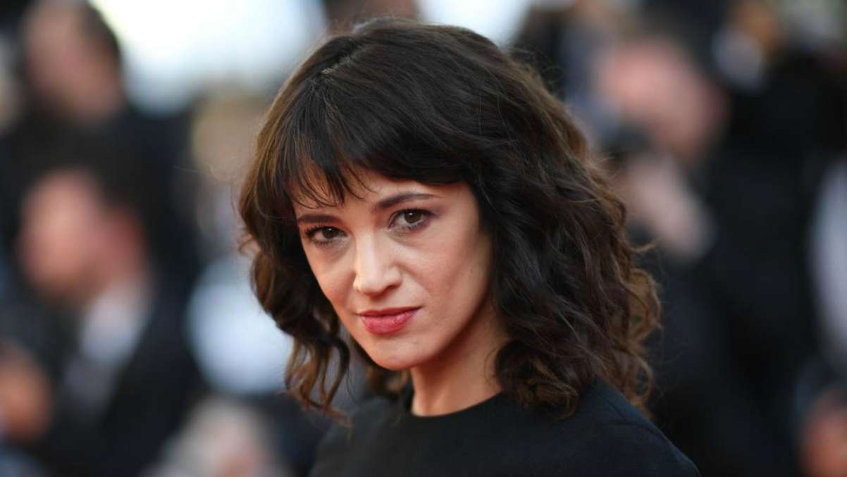 Asia Argento irriconoscibile, nuovo look, si fa bionda