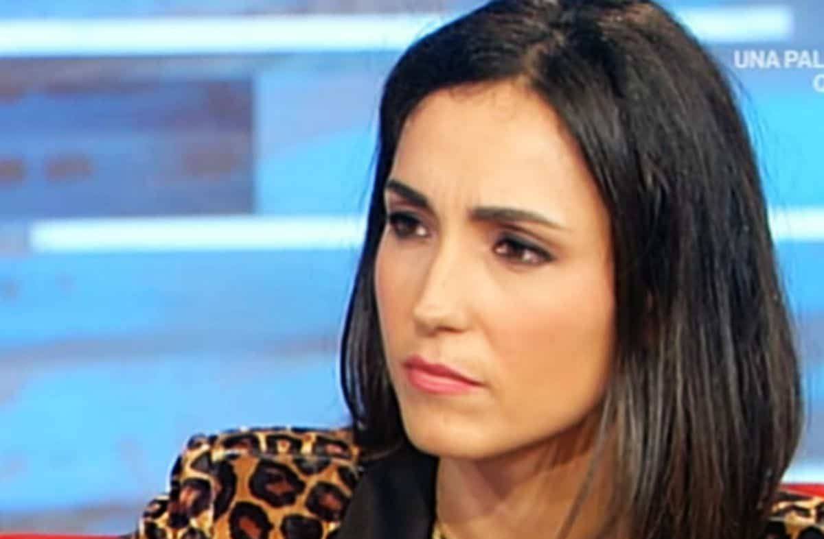 caterina balivo smagliature e chili di troppo nascosti dal costume intero