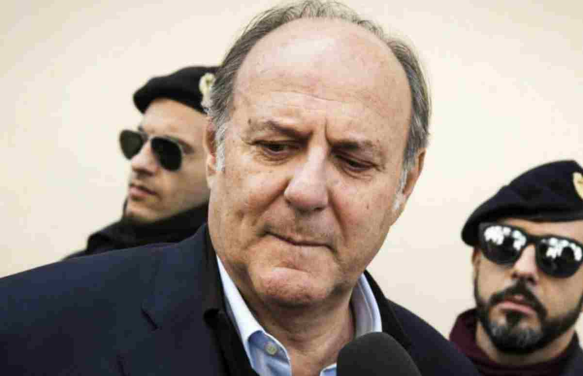 Gerry Scotti in commissariato, veste i panni di Montalbano