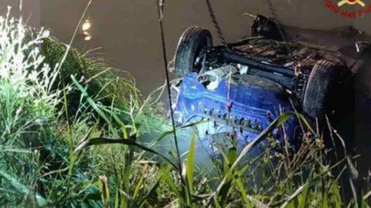 Jesolo, auto finisce nel canale