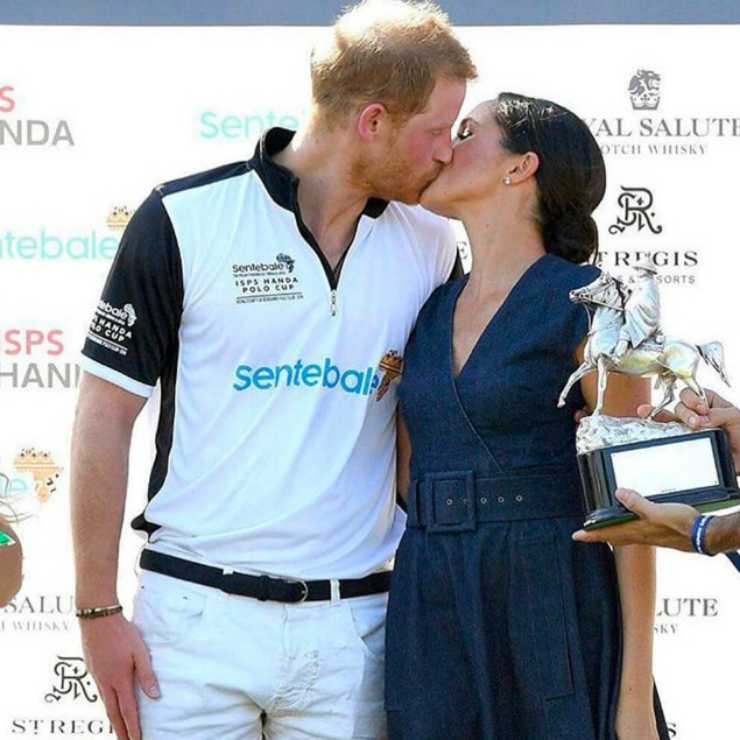 meghan markle rompe il protocollo bacio harry