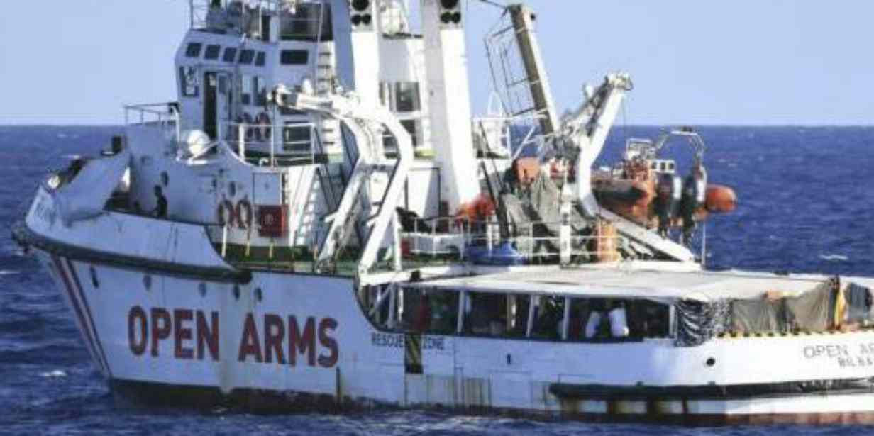 Open Arms, nave sequestrata dalla Procura: migranti sbarcati a Lampedusa